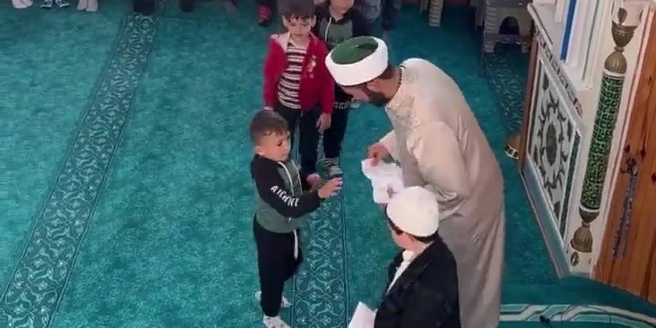 Bayram Namazına Gelen Çocuklara Sürpriz