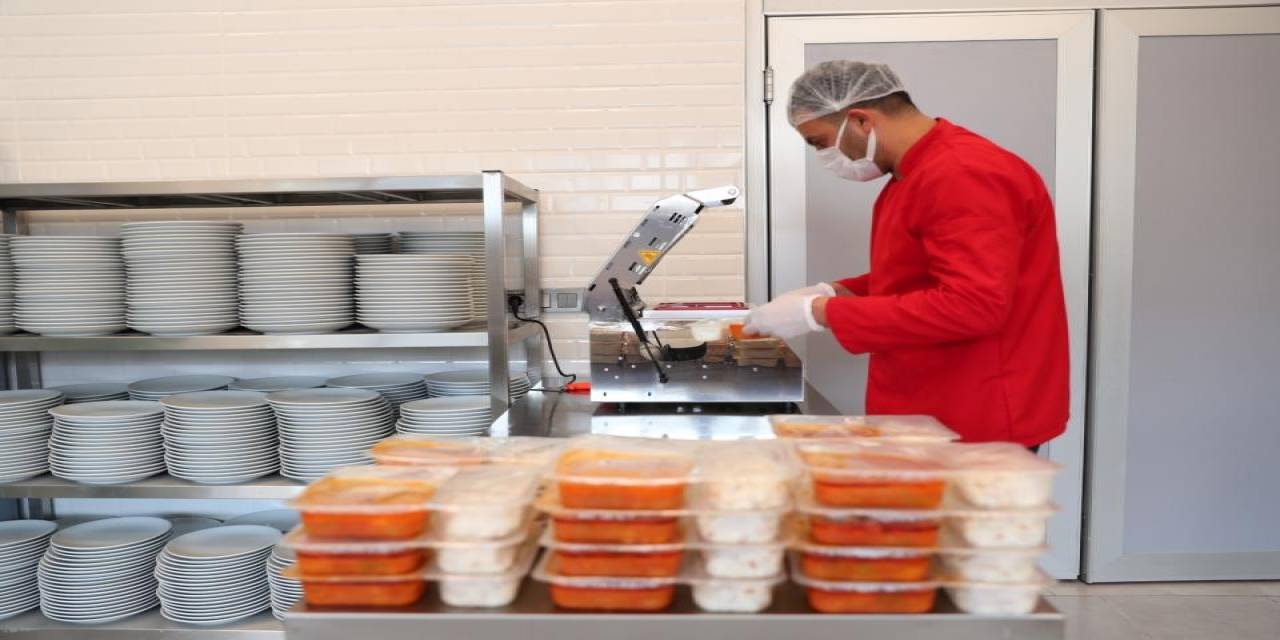 İhtiyaç Sahiplerine Her Gün İki Öğün Yemek Ulaştırılıyor
