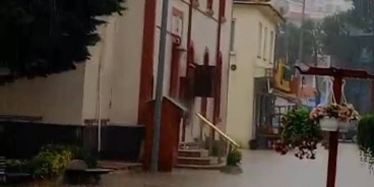Tatil Bölgesi Sağanak Yağışa Teslim Oldu
