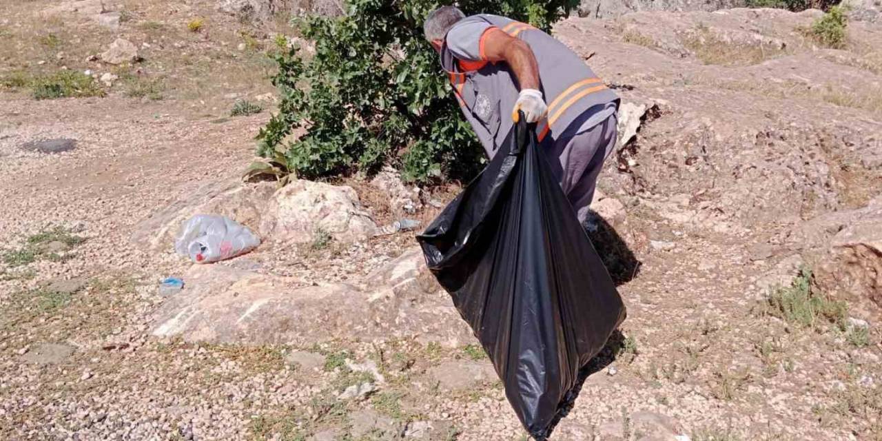 Elazığ’da Turizm Bölgesine Atılan Çöpler Ekipler Tarafından Toplandı