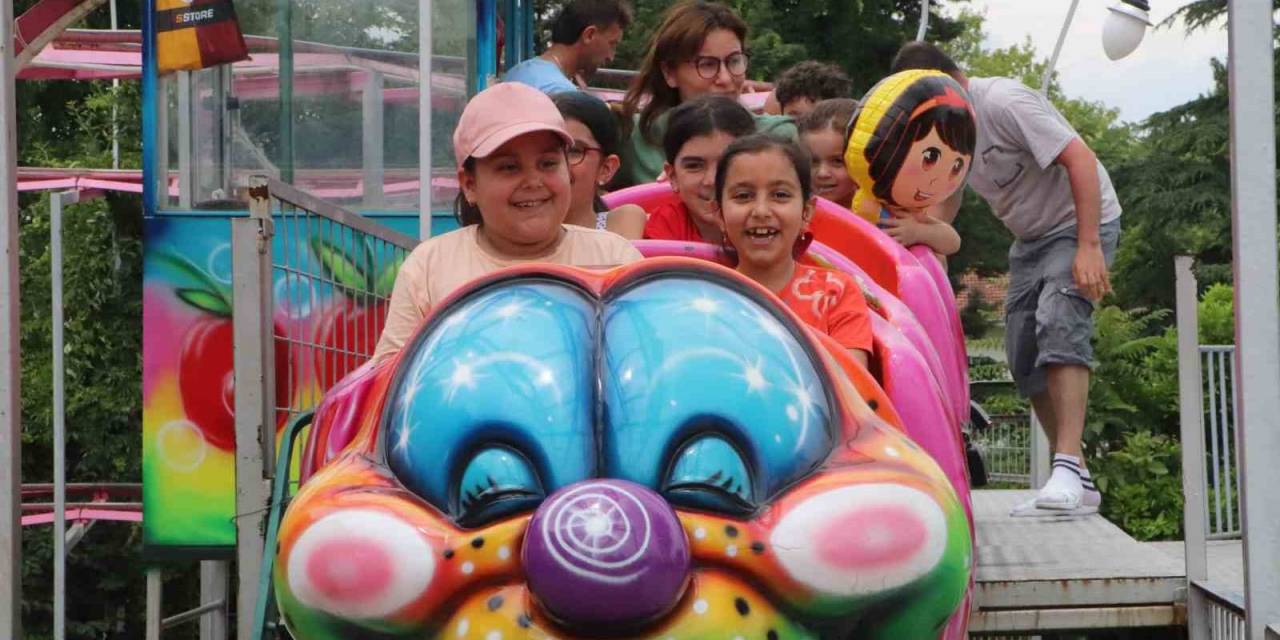 Aileler Bayramda Lunaparkın Yolunu Tuttu