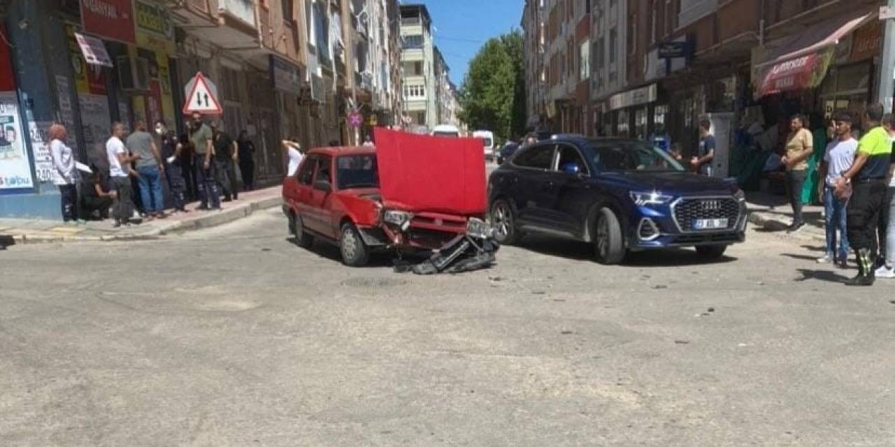 Elazığ’da Otomobil İle Çarpışan Hafif Ticari Araç Yan Yattı: 1 Yaralı
