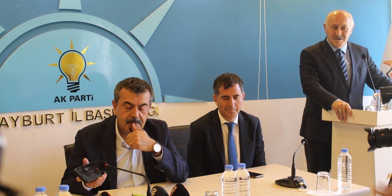 Bakan Tekin’in Ziyaretinde Cumhurbaşkanı Erdoğan Telefonla Bağlanarak Bayburtlulara Methiyeler Dizdi