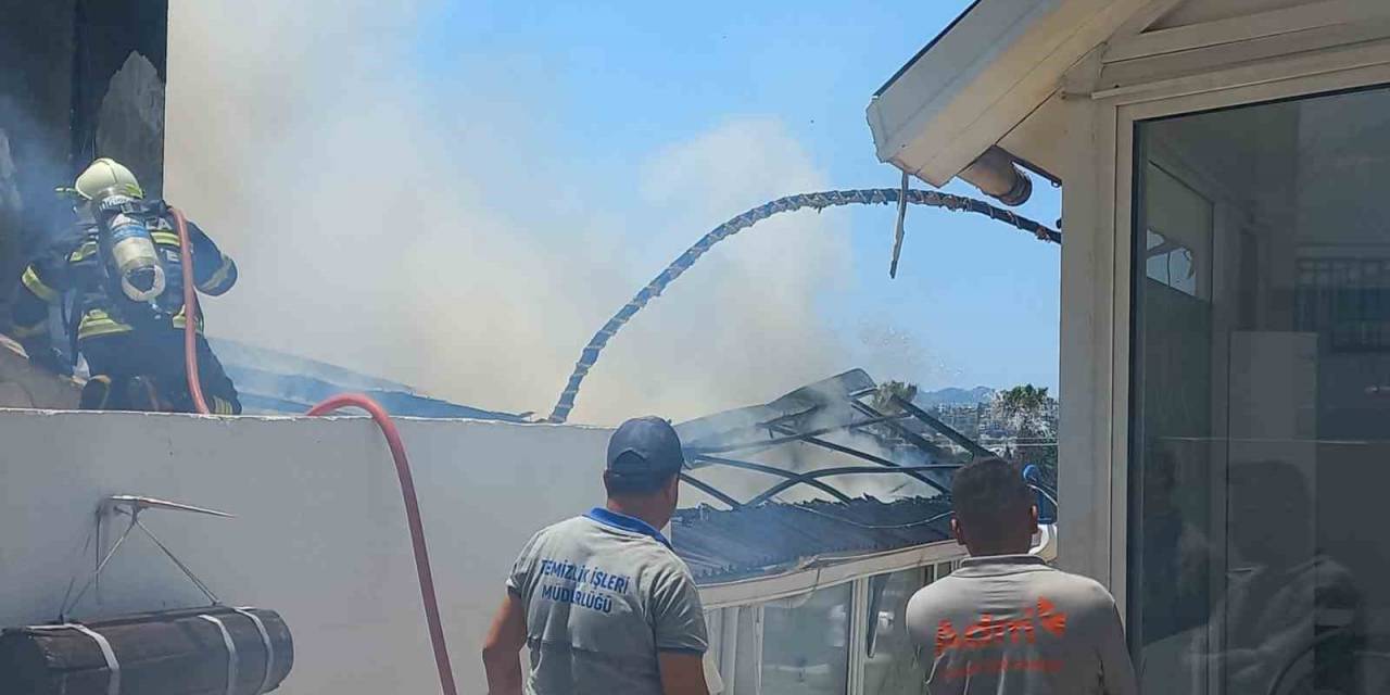 Otelde Yangın Çıktı, Tatilciler Panik Oldu