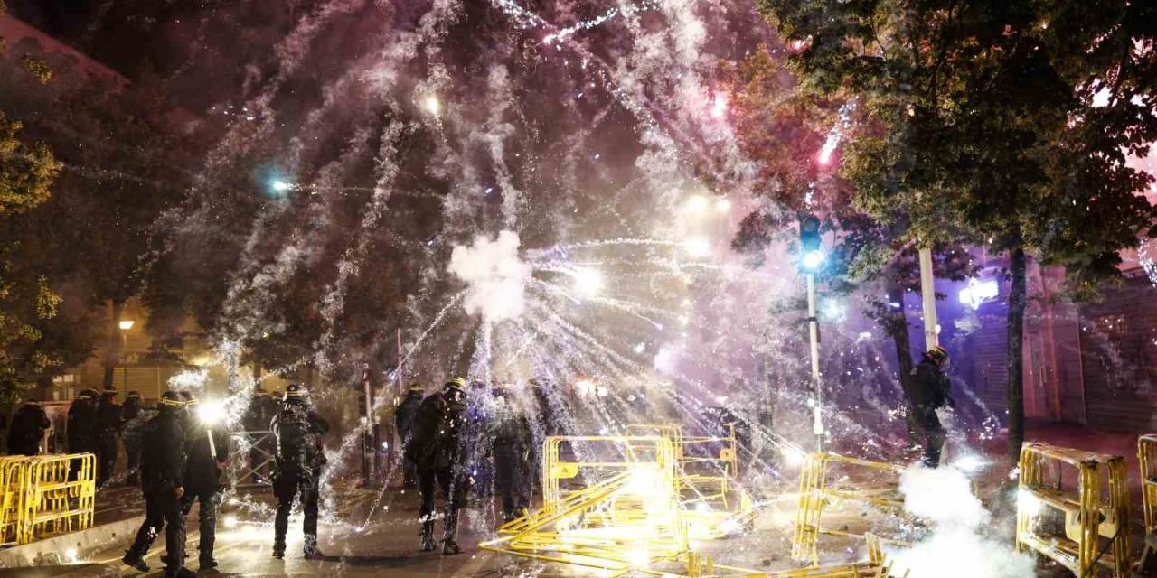Fransa’daki Protestolar İçin 40 Bin Polis Görevlendirildi