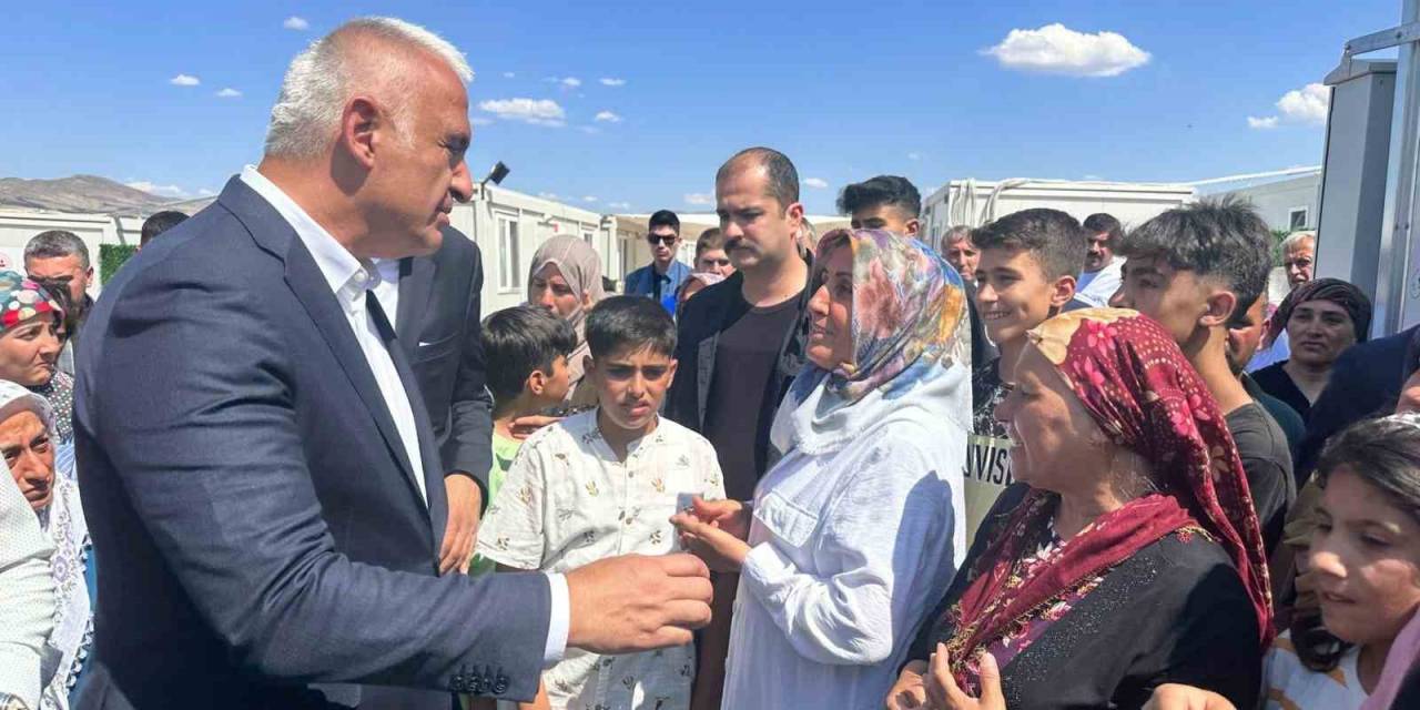 Bakan Ersoy Konteyner Kentte Kalan Depremzedelerle Bayramlaştı