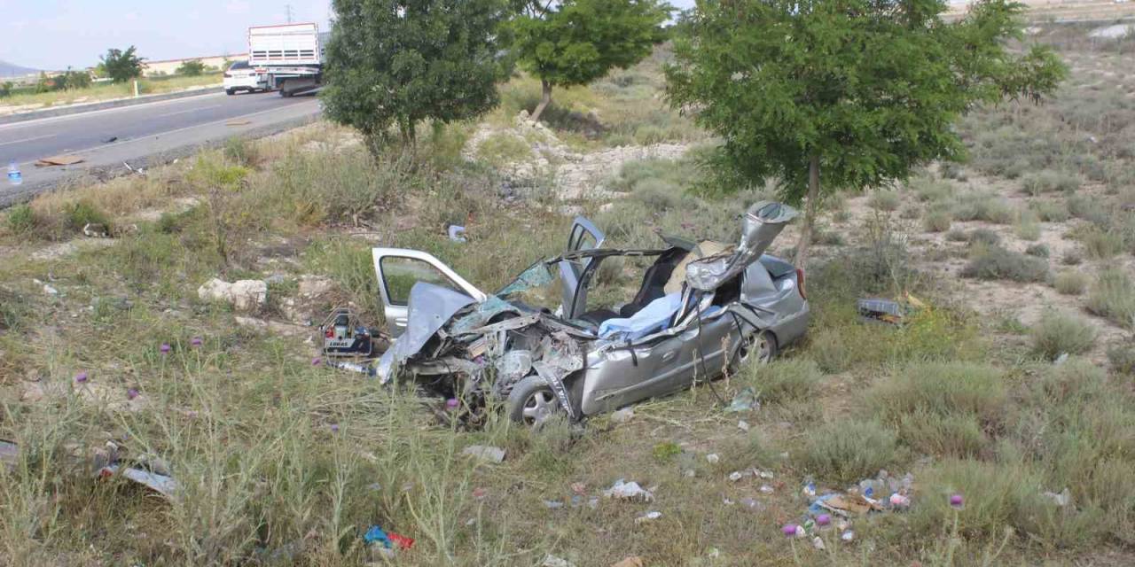 Otomobil Kavşaktan Dönen Çekiciye Çarptı: 1 Ölü, 3 Yaralı