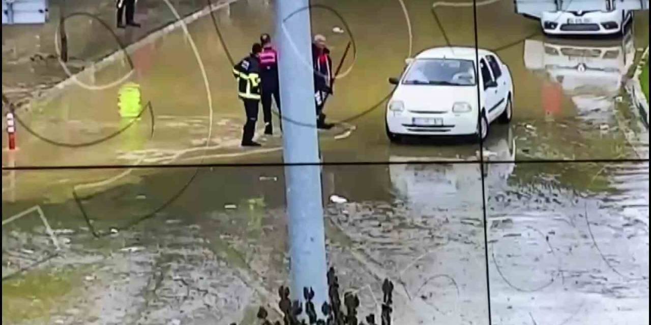Amasya’da Göle Dönen Yolda Kalan 2 Araçtaki 6 Kişinin Yardımına İtfaiyeciler Yetişti