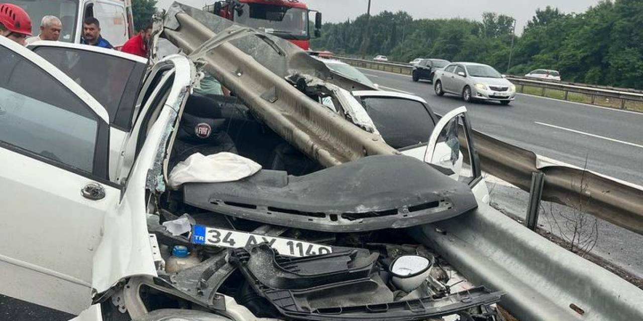 Anadolu Otoyolu’nda Otomobil Bariyerlere Ok Gibi Saplandı: 3 Yaralı