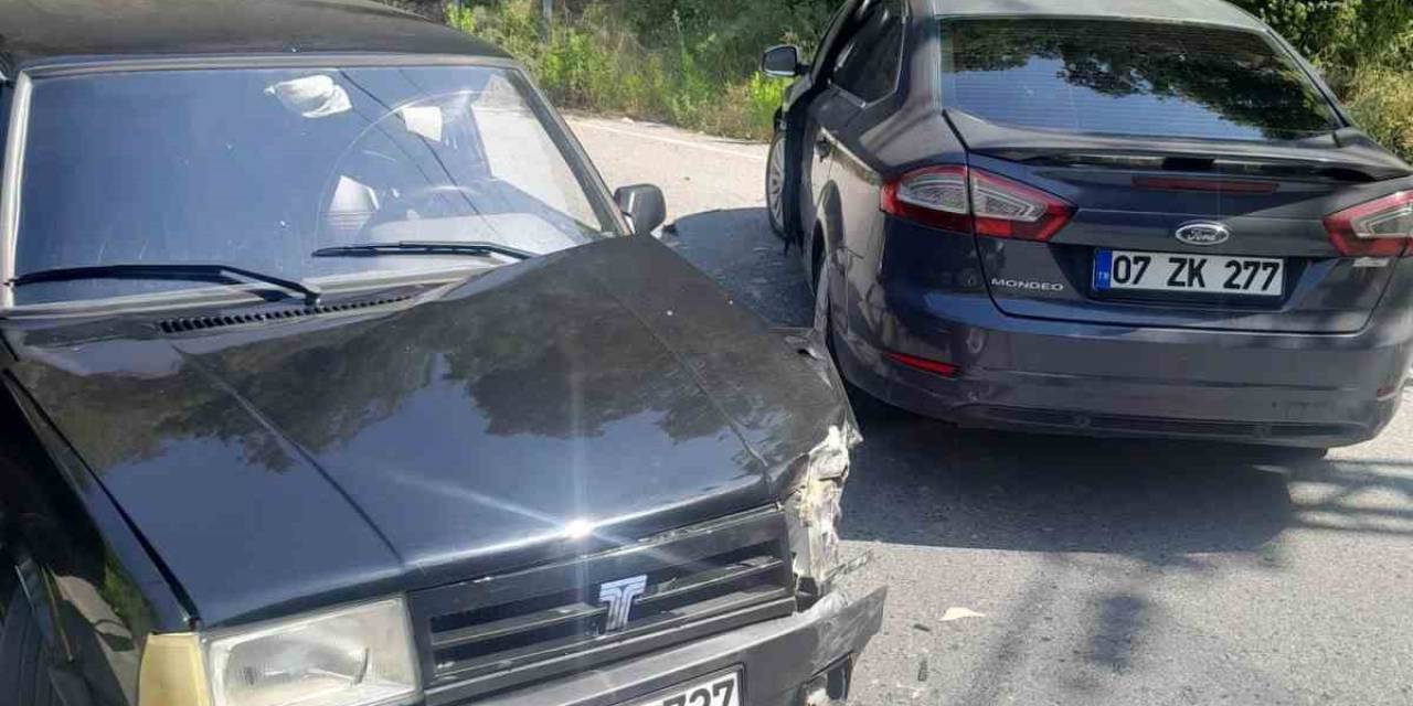 Antalya’da İki Otomobil Çarpıştı: 1 Yaralı