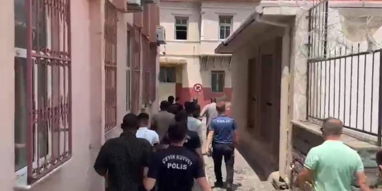 İzmir Polisi Düzensiz Göçmenleri Kıskaca Aldı: 109 Kişi Yakalandı