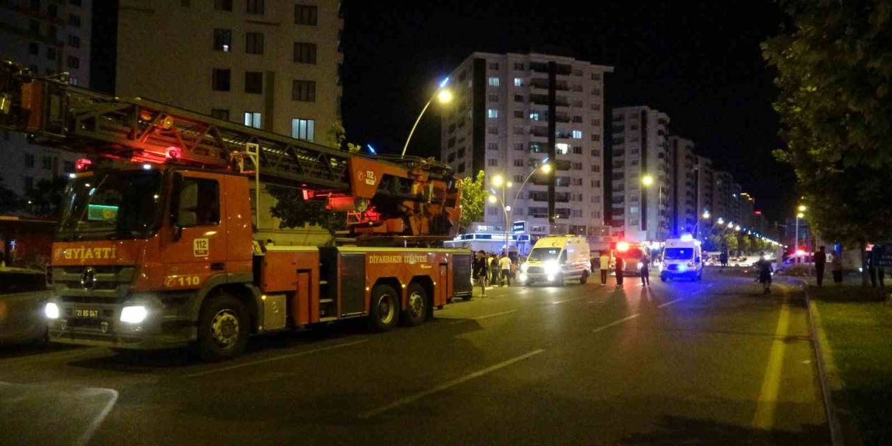 Diyarbakır’da 2 Otomobil Markete Daldı: 1 Ölü, 5 Yaralı