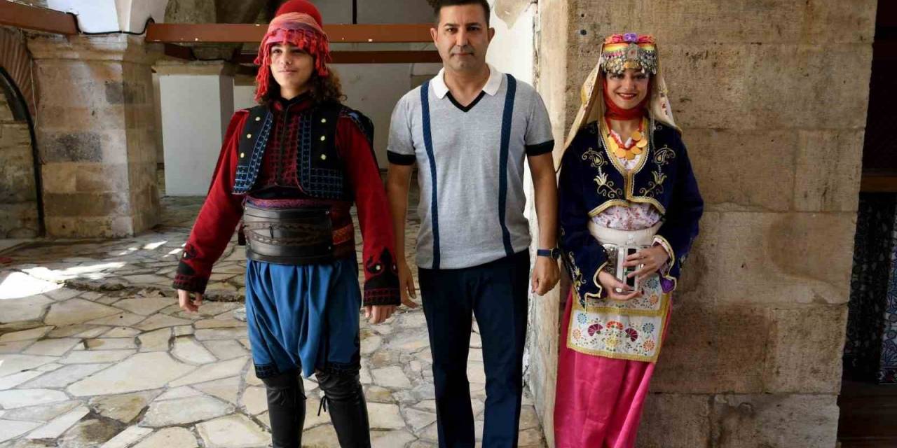 Kuşadası’nda İlçe Protokolü Vatandaşlarla Bayramlaştı