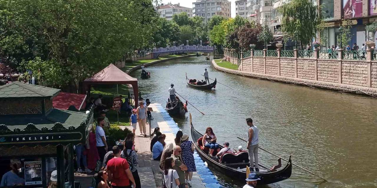Bayram Tatilini Fırsat Bilen Turistler Eskişehir’e Akın Etti
