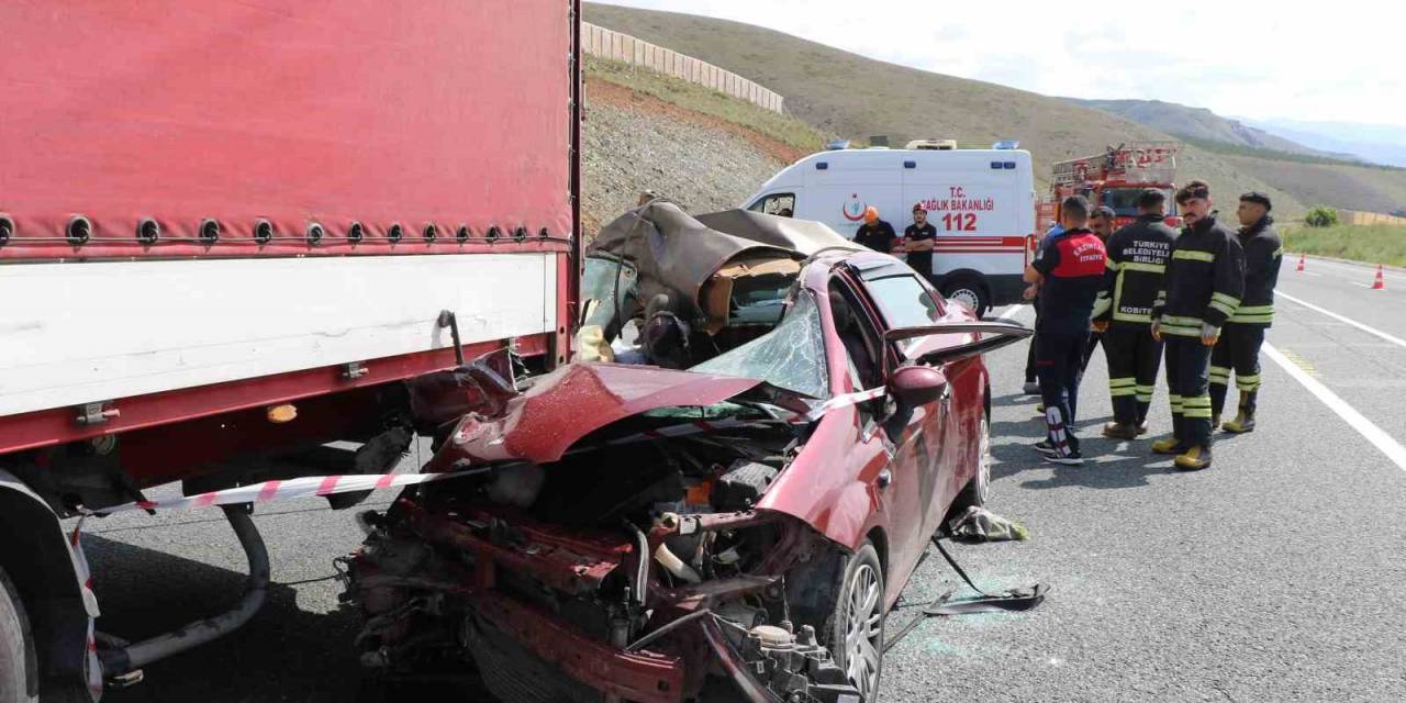 Otomobil Tırın Altına Girdi: 2 Ölü, 3 Yaralı
