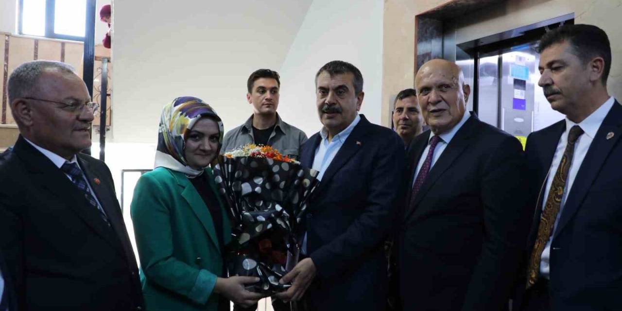 Milli Eğitim Bakanı Tekin, Bayburt Belediyesini Ziyaret Etti