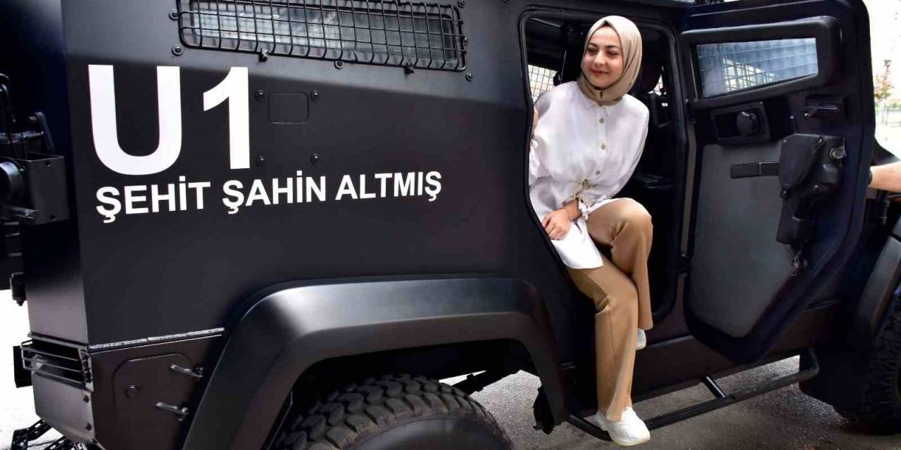 Şehit Ailesini Polis, Üzerinde Şehidin İsmi Yazılı Zırhlı Araçla Ziyaret Etti