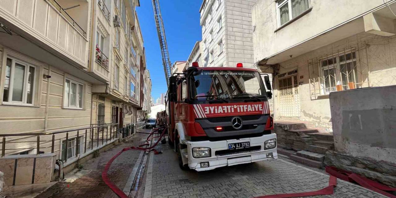 Esenyurt’ta 5 Katlı Binadan Alevler Yükseldi: Yangın 2 Binaya Daha Sıçradı