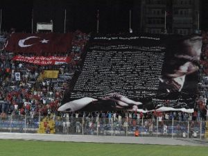 Adana Demirspor Taraftarlarından Atatürk’ün Gençliğe Hitabesi Pankartı