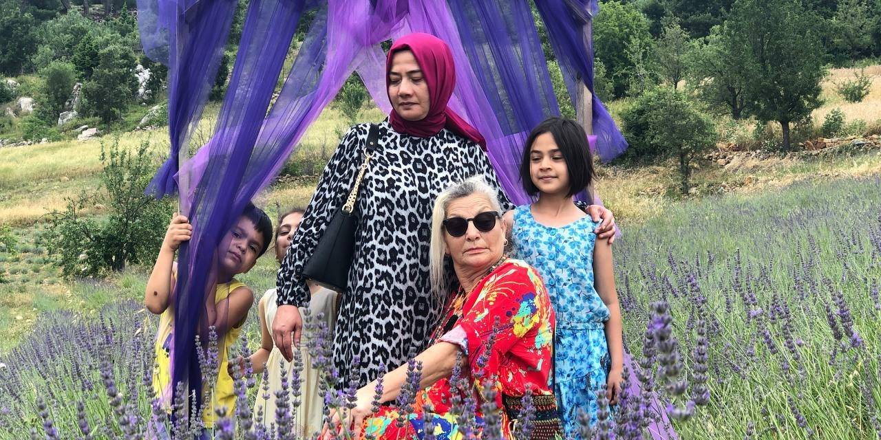 Kadın Çiftçi Devlet Desteği İle Çorak Arazileri Lavanta Bahçesi Yaptı