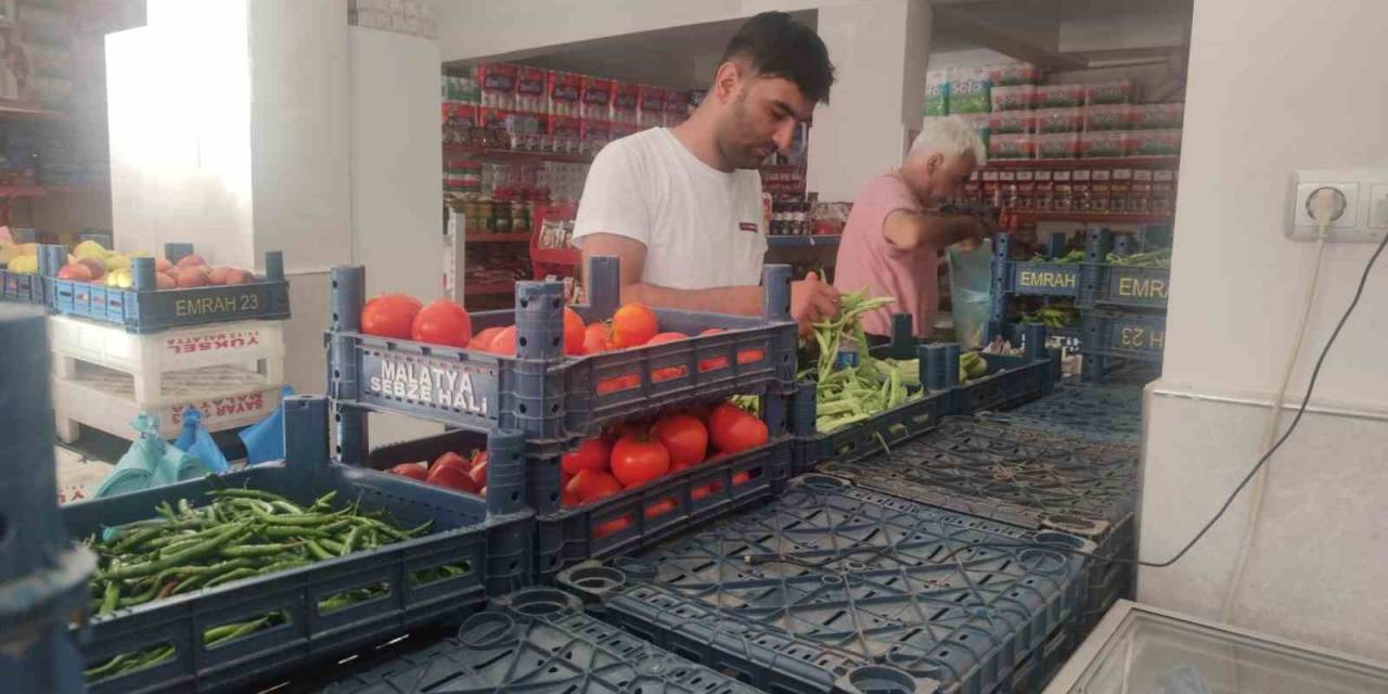 Bayramda Nüfusu İki Katına Çıkan İlçede Maket Rafları Boşaldı