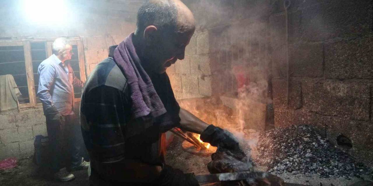 Kurban Kesiminin Ardından 50 Derece Sıcakta Kelle Paça Mesaisi