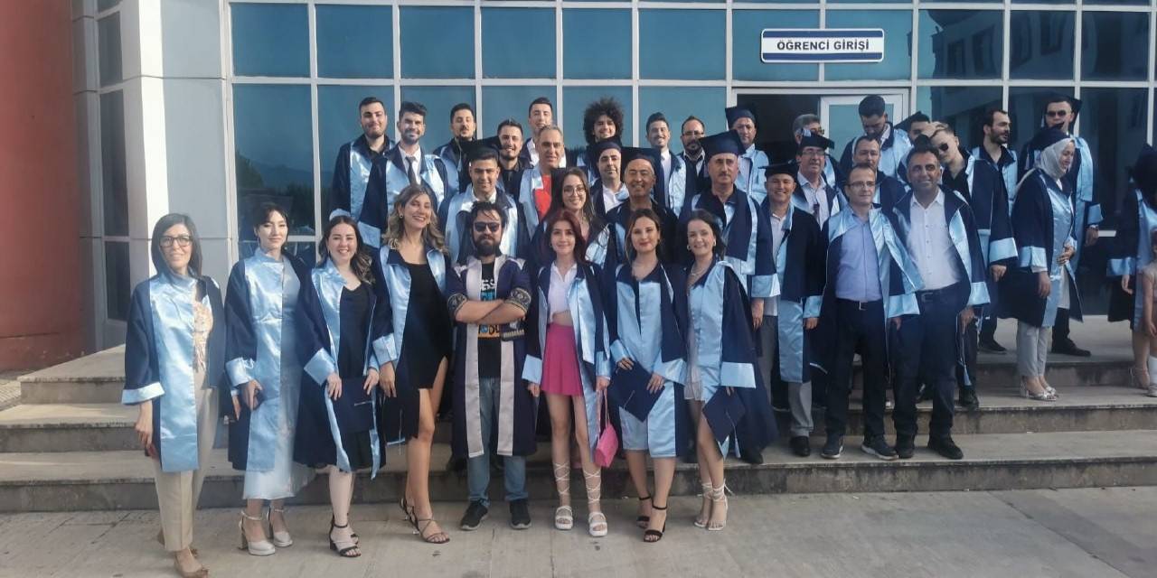 4 Yıllık Üniversiteyi 2,5 Yılda Bitirdi, 56 Yaşında Kep Fırlattı