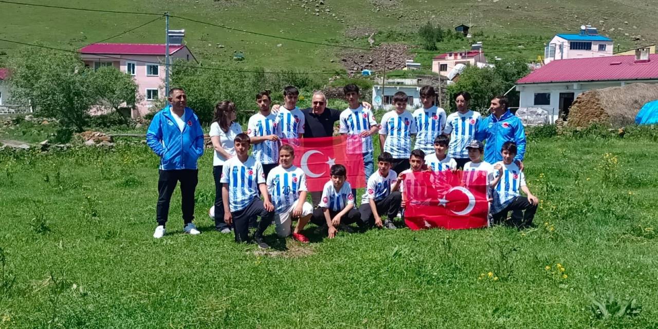 Uyafa, Ardahanlı Çocuklara Spor Malzemesi Dağıttı