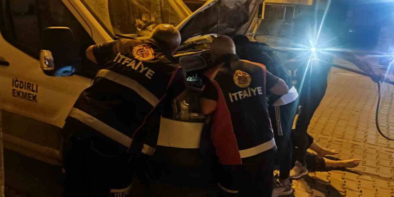 Aracın Motoruna Giren İnatçı Kedi Yavrusu, Tüm Çabaya Rağmen Çıkmadı