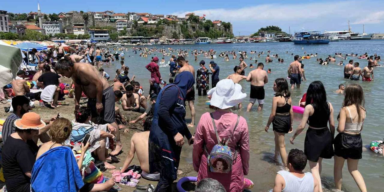 Amasra’da Plajlar Dolu, Tarihi Mekanlarda Da İnsan Seli Yaşandı