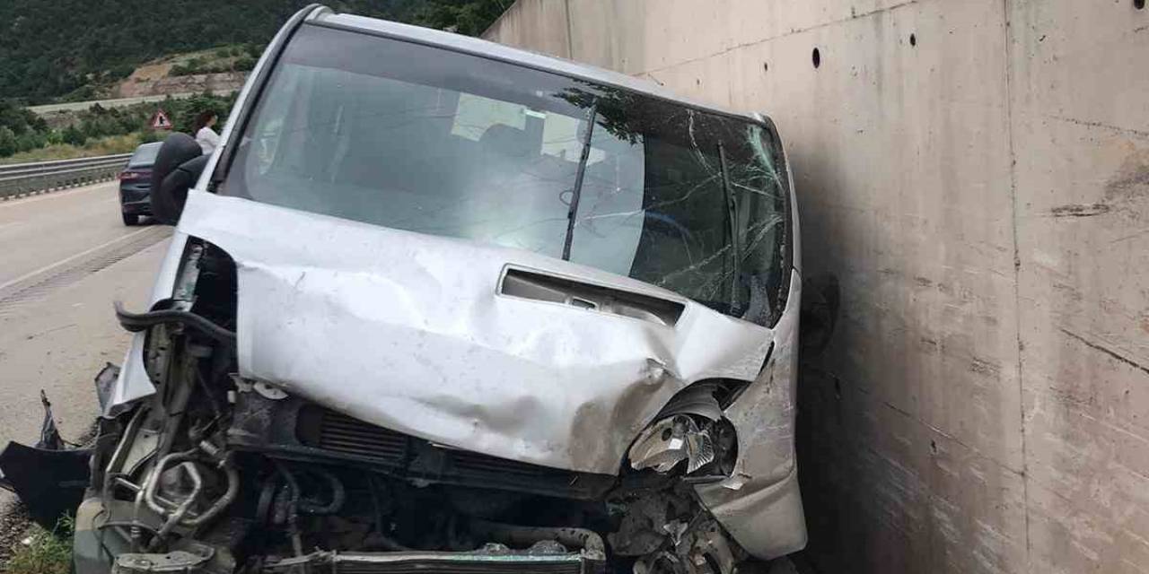 Zincirleme Kaza Da Polis Memuru Yaralandı