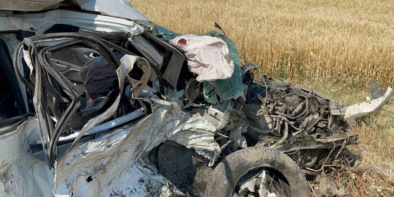 Elazığ’da Otomobil İle Cip Kafa Kafaya Çarpıştı: 1 Ölü, 5 Yaralı