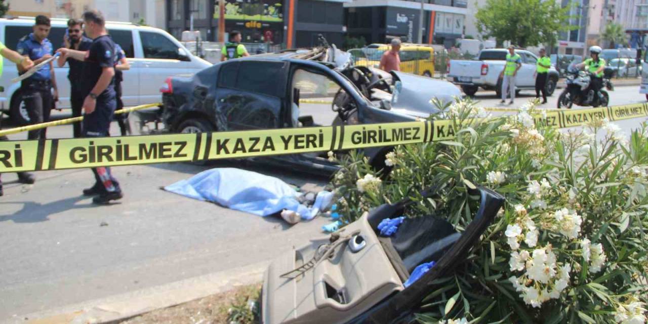 Antalya’da Kontrolden Çıkan Otomobil Karşı Şeritteki Otomobille Çarpıştı: 2 Ölü, 3 Yaralı