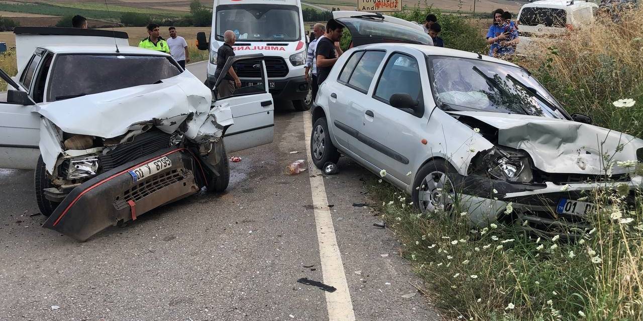 Adana’da İki Araç Kafa Kafaya Çarpıştı: 4 Yaralı