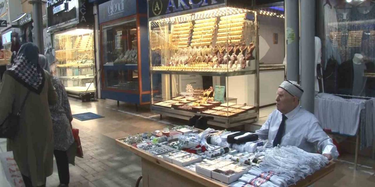 Gözleri Görmeden Tek Başına 66 Yıldır Esnaflık Yapıyor