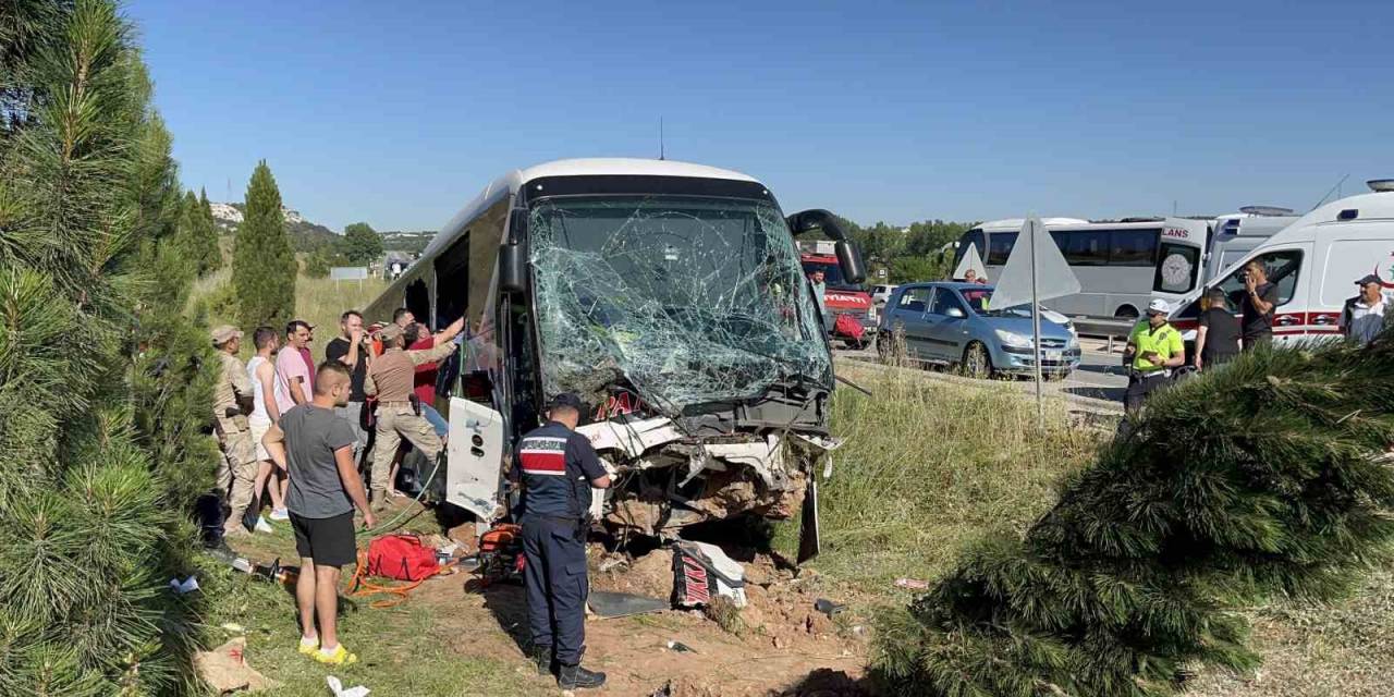 Eskişehir’de Otobüs Yoldan Çıktı:35 Yaralı