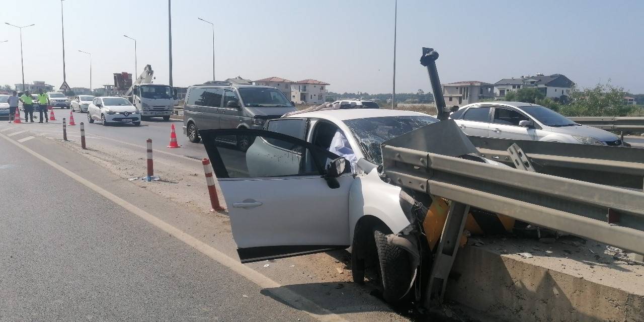 Antalya’da Otomobil Bariyere Ok Gibi Saplandı: 1 Ölü, 2 Ağır Yaralı