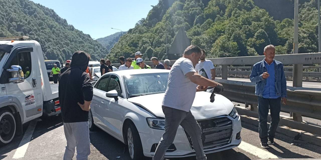 Bayram Dönüş Trafiğinde 18 Araç Birbirine Girdi