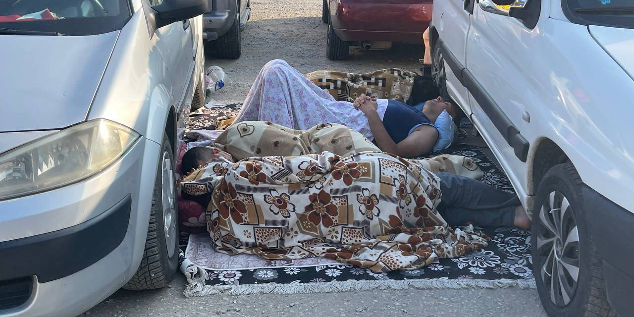 Otellerde Yer Bulamayan Tatilciler Araçlarda Sabahladı, Ortaya ’pes’ Dedirten Görüntüler Çıktı