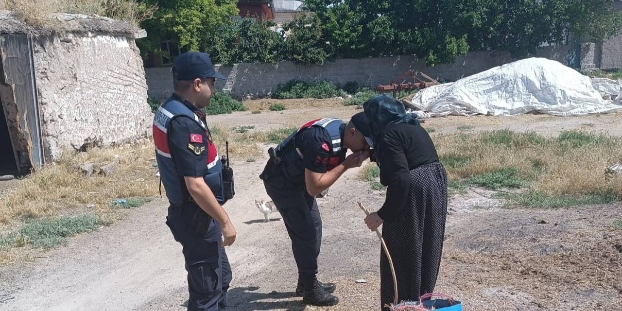 Aksaray Jandarma Yaşlıların Bayramını Kutlayarak İhtiyaçlarını Giderdi