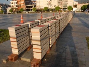 52 Saniyede Bin 123 Beton Blok Kırdı