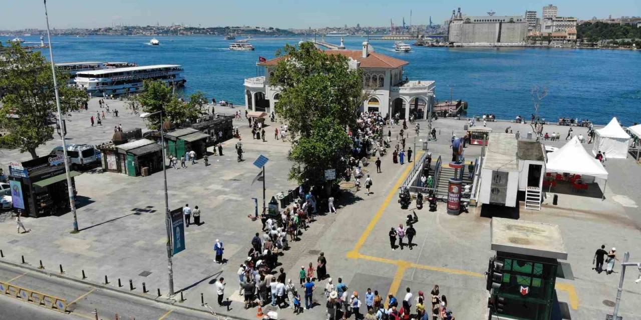 Adalar’a Gitmek İsteyenler, Kadıköy’de İskele Önünde Kuyruk Oluşturdu