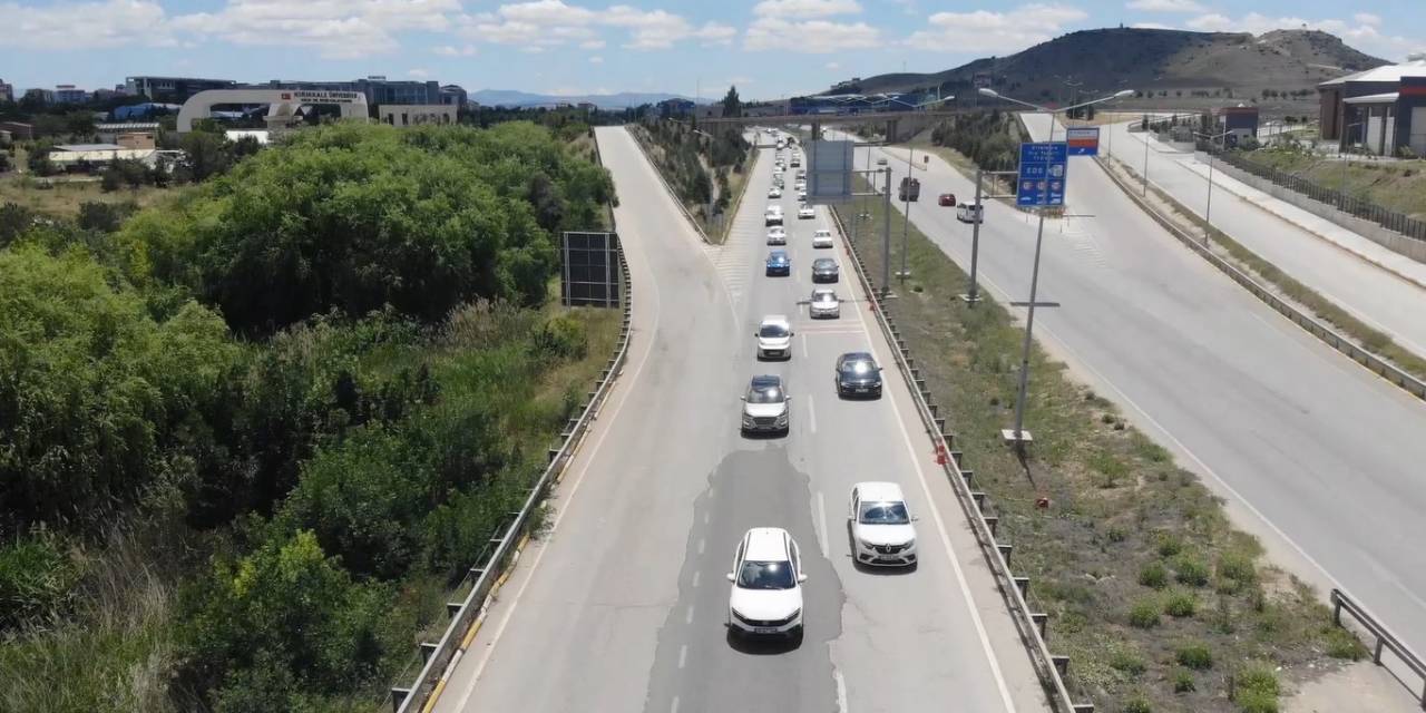 Tatilciler Dönüş Yoluna Geçti: 43 İlin Geçiş Güzergahında Trafik Yoğunluğu Başladı