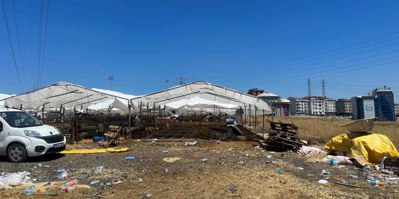 Bayramının Son Günü Avcılar’daki Kurban Çadırları Toplanmaya Başlandı