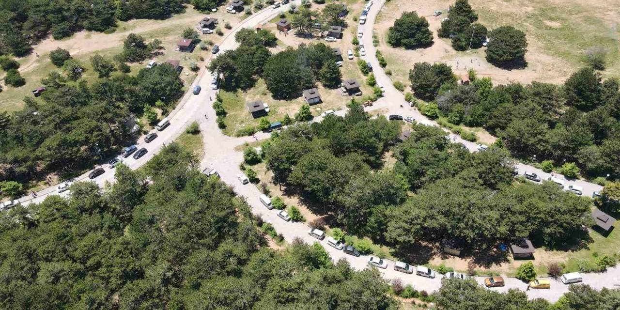 Sıcak Havada Çareyi Spil’de Serinlemekte Buldular