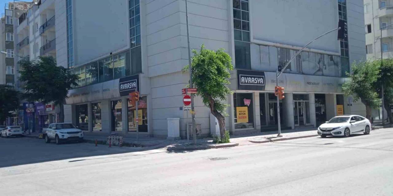 Binadan Koparak Yola Düşen Sıva Parçaları Tehlike Saçıyor