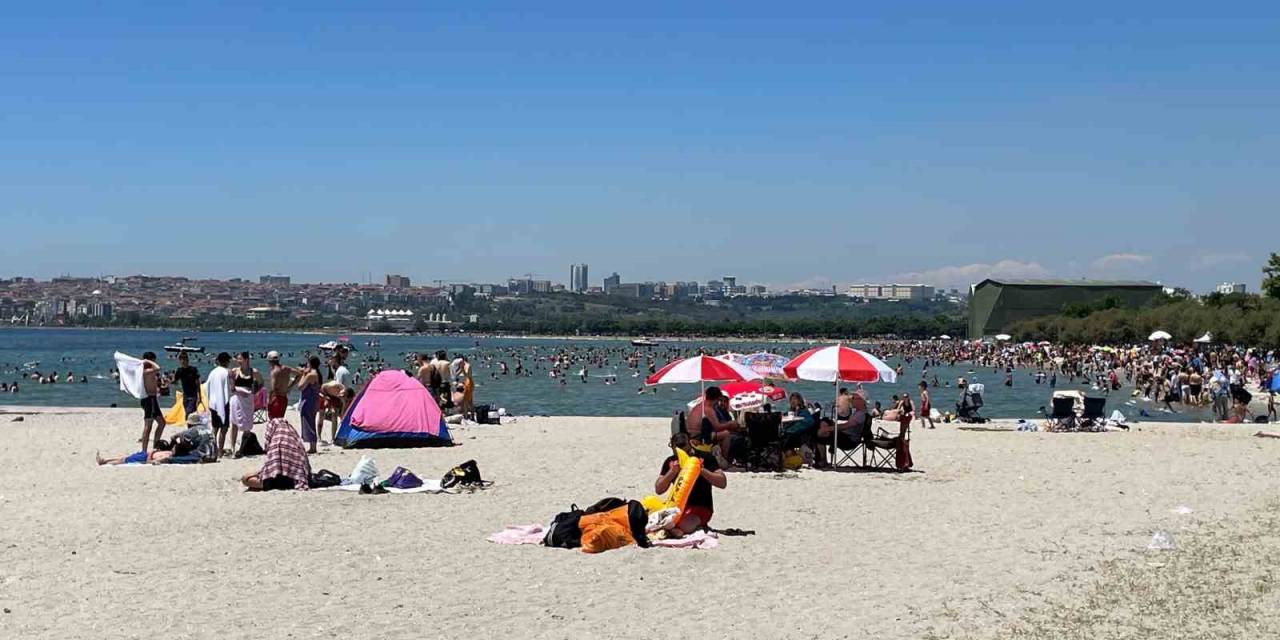 İstanbul’da Bayramın Son Günü Plajlar Doldu Taştı