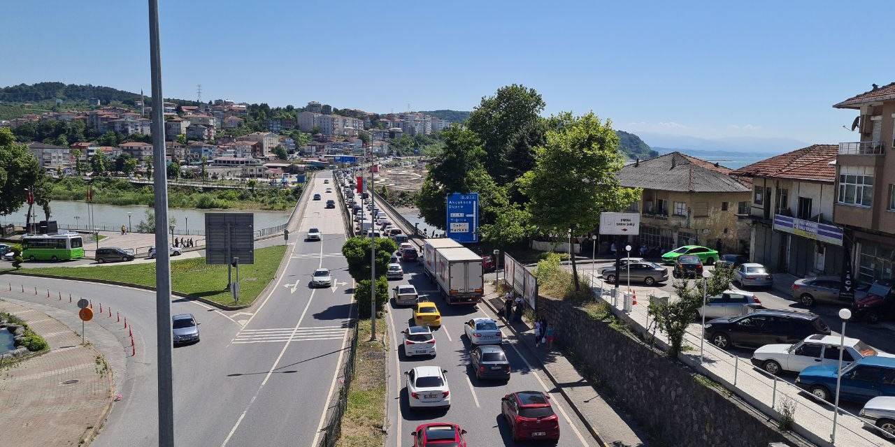 Bayram Dönüşü Uzun Araç Kuyruğu