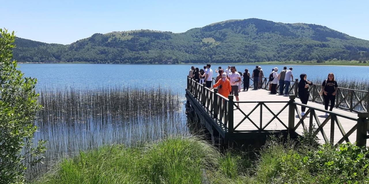 Tatilciler Doğa Harikası Abant’a Akın Etti