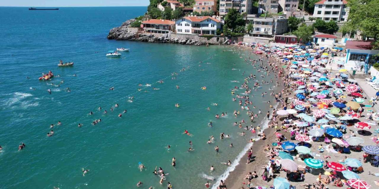 Akdeniz Sahillerini Aratmadı, 3 Bin Kişi Denize Akın Etti